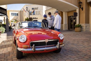 photo people admiring auto