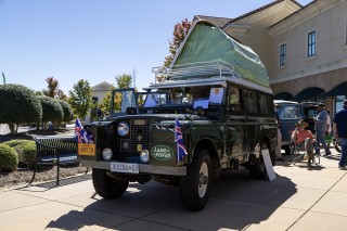 photo land rover with camper top up