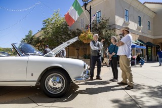 photo crowd admiring vehicle