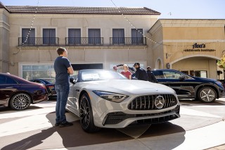 photo crowd admiring vehicle