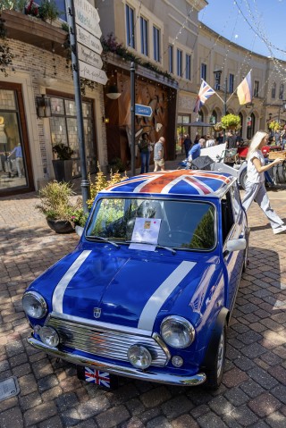 photo crowd admiring vehicle