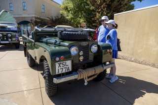 photo crowd admiring vehicle