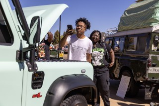 photo crowd admiring vehicle