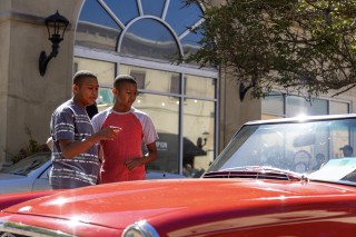 photo crowd admiring vehicle