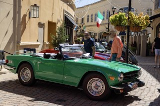 photo crowd admiring vehicle